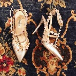 Rockstud Metallic Leather T-Strap Pump ✨24hr sale